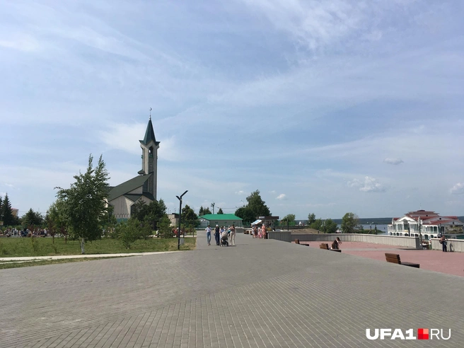 Одним жарким летом трава горела у этой мечети | Источник: Андрей Бирюков / UFA1.RU