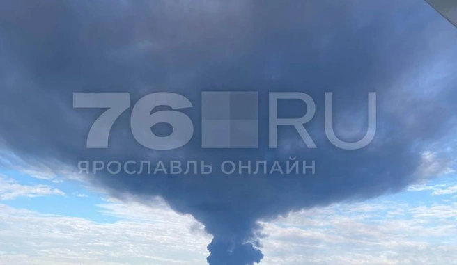 Жители Ярославля увидели черный дым | Источник: Читатель 76.RU