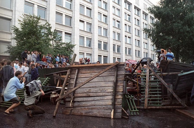 Баррикады в Москве | Источник: Булдаков Олег / ТАСС