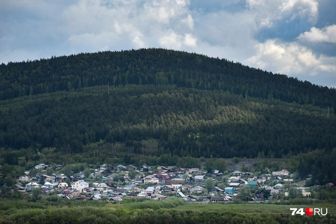 Поселок под горами Сорочья и Тесьминская | Источник: Артем Краснов