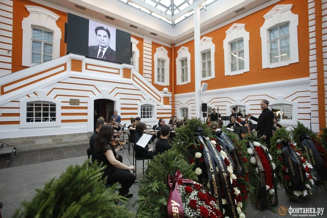 В Петербурге попрощались с бывшим руководителем Ленинграда Ходыревым. Гроб вынесли под полуденный выстрел пушки Петропавловской крепости | Источник: Валентин Егоршин / «Фонтанка.ру»