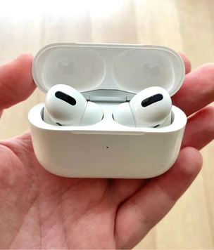 MAXIM тестирует наушники Airpods Pro