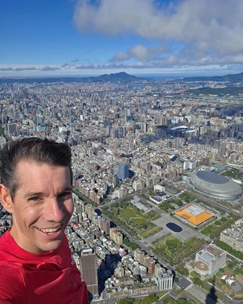 Американский альпинист Алекс Хоннольд покорил небоскреб «Тайбэй 101» без страховки