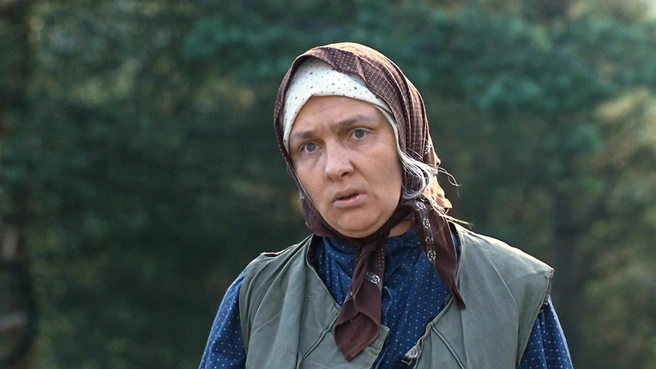 Тот случай, когда Наталья в 80 лет выглядела моложе, чем в 38 под тонной грима в образе бабы Шуры | Источник: кадр из фильма «Любовь и голуби» (12+), реж. Владимир Меньшов, студия «Мосфильм», 1984 год