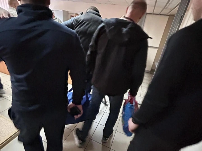 К реальному сроку Урычев, видимо, был готов — сразу пришел на заседание с вещами | Источник: Михаил Шилкин