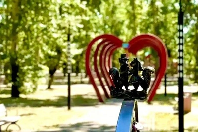 В Белогорске открыли скульптуру «Белки-молодожены»