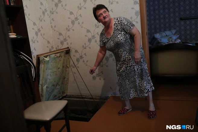Любовь Лебедева, чтобы осушить подземные воды в пятиметровом погребе, высыпала туда две тонны песка, но вода так полностью не исчезла | Источник: Андрей Бортко / NGS.RU