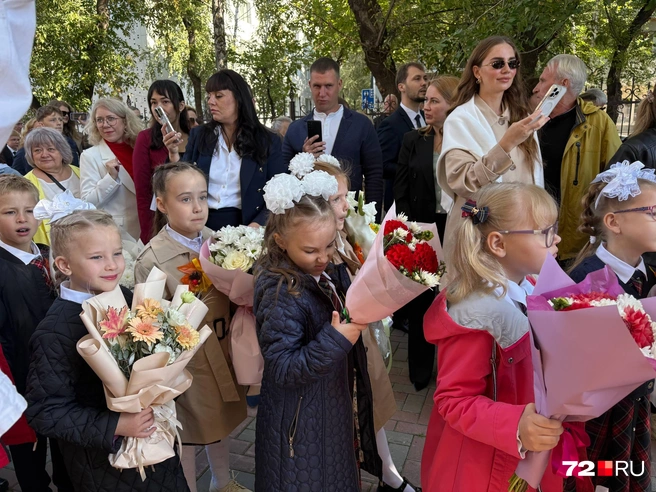 Родители достали телефоны. Такой важный момент в жизни надо успеть запечатлеть  | Источник: Мария Токмакова / 72.RU 