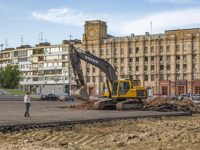 Толстый слой асфальта заставляет сомневаться, что новое покрытие будет надежнее | Источник: Константин Завриков / V1.RU