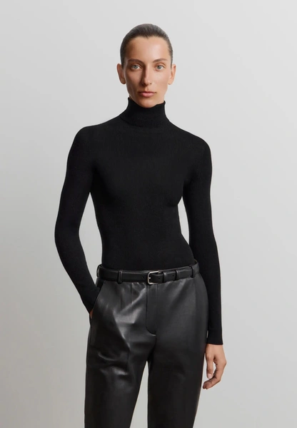 База на всю зиму: лучшие свитера, водолазки, брюки и джинсы