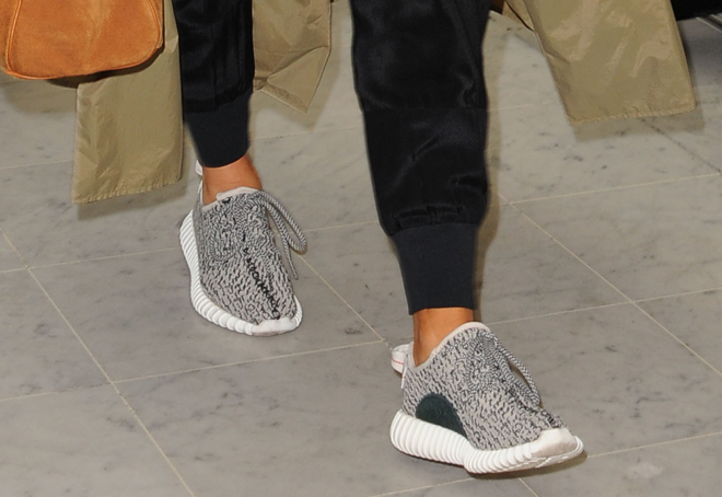Ким Кардашьян носит кроссовки дизайна Канье Уэста