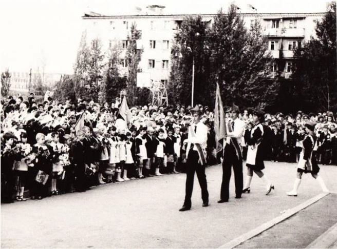 Смотрите, как торжественно встречают День Знаний в школе № 47 где-то в середине 80-х годов | Источник: oldsaratov.ru