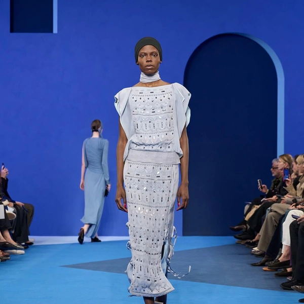 Lanvin возвращает синий цвет — фирменный оттенок Дома Lanvin возвращает синий цвет — фирменный оттенок Дома