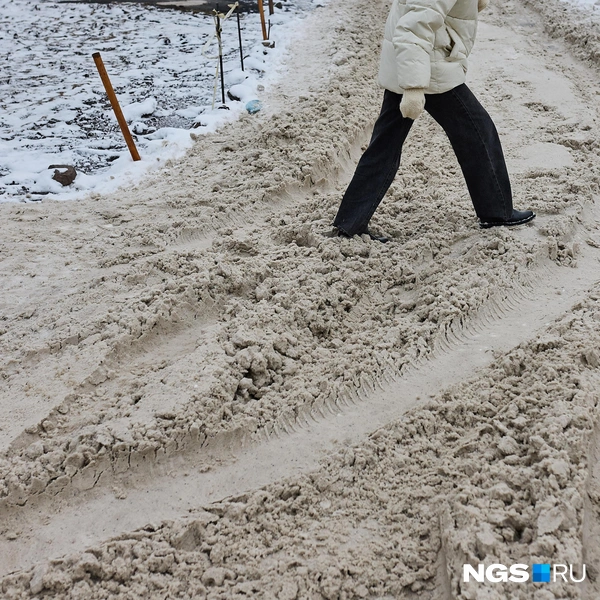 В некоторых местах трудно разойтись двум людям, а дорога превращается в кашу | Источник: Александр Ощепков / NGS.RU