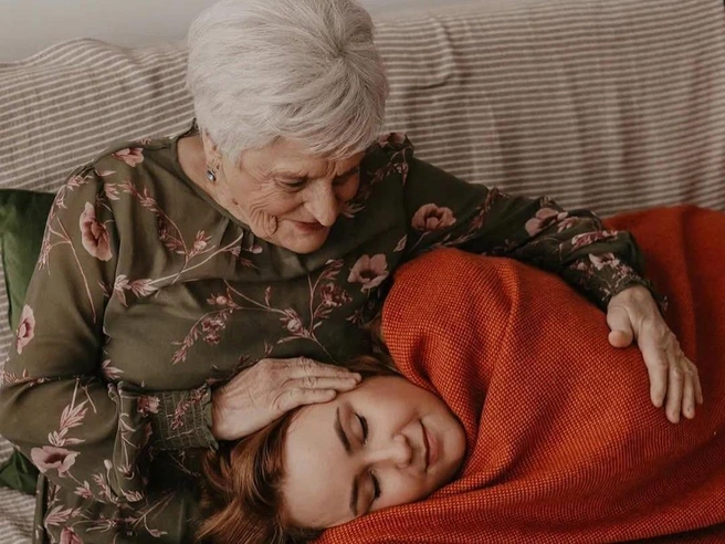 Альбина с бабушкой | Источник: Альбина Кабалина / Instagram (деятельность запрещена на территории РФ)