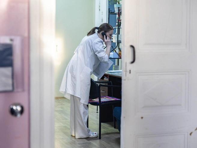Медсёстры регулярно посещают пациентов, контролируя состояние их здоровья | Источник: Артем Бауман / 76.RU