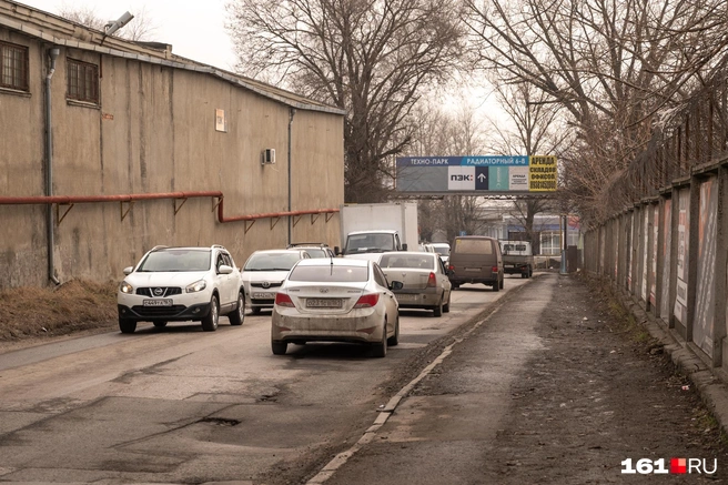 В отличие от Вавилова, где пока четыре полосы, в Радиаторном переулке их только две | Источник: Евгений Вдовин / 161.RU