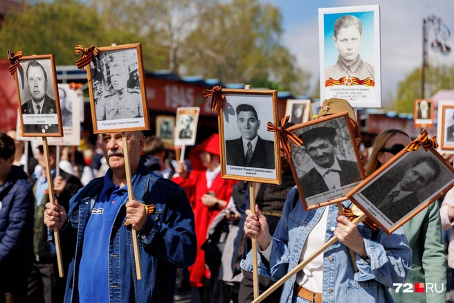 Некоторые вспомнили про всех своих родственников и решили, что они должны пройти по центральной улице в полку вместе с ними | Источник: Ирина Шарова / 72.RU 