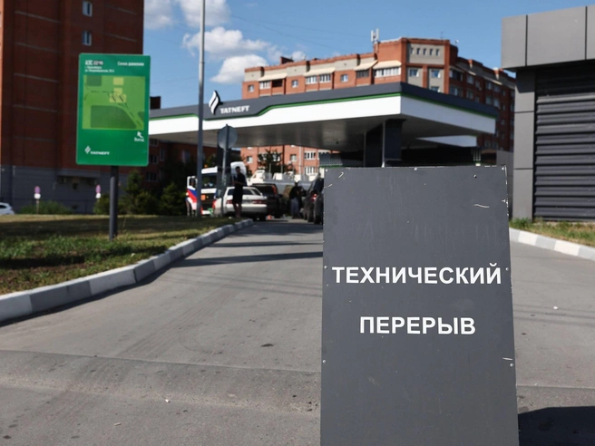 Прибытие бензовоза увеличивает длину очереди. | Источник: Александр Ощепков / NGS.RU