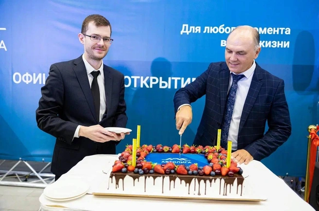 Гендиректор «Автолиги» и директор по развитию дилерской сети JAC на торжественной церемонии открытия | Источник: «Автолига»