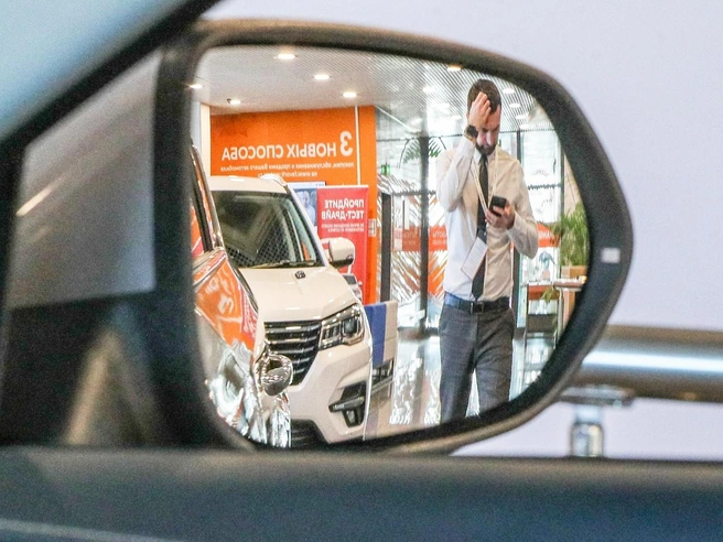 Утильсбор выжег рынок. Ноябрьские продажи не удержались, следующий удар — в январе | Источник: Сергей Булкин/NEWS.ru/ТАСС