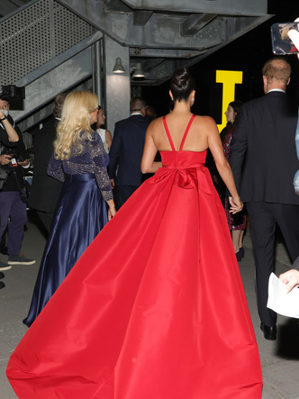 Ход королевой: Меган Маркл в алом платье снова оказалась в центре внимания