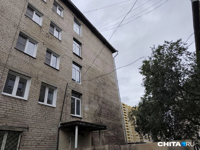 Вид на поврежденную стену с улицы | Источник: Руслан Симушин / CHITA.RU