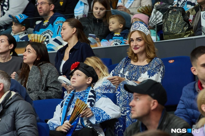 Зрители пришли на матч в народных костюмах | Источник: Александр Ощепков / NGS.RU