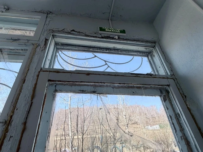 Заведующая указывает, что сад один из самых крупных в округе | Источник: предоставлено детсадом