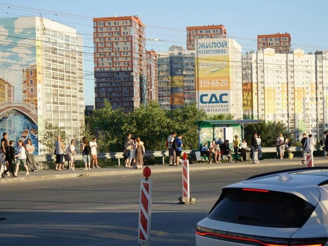 На остановках скапливалось большое количество людей | Источник: Александр Ощепков / NGS.RU