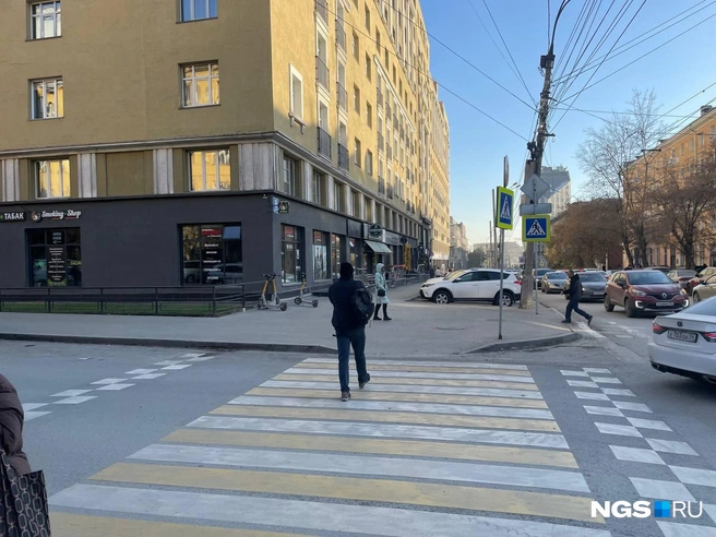 На Октябрьской на дорогу нанесли свежую разметку | Источник: Александр Ощепков / NGS.RU