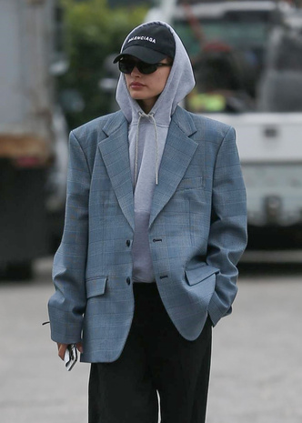 Фото №2 - Хейли Бибер носит худи с пиджаком oversize: модная и очень комфортная комбинация на каждый день