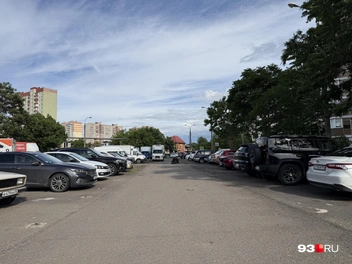 Здесь стоят не только машины жильцов, но еще грузовики и битые авто | Источник: Валерия Дульская / 93.RU