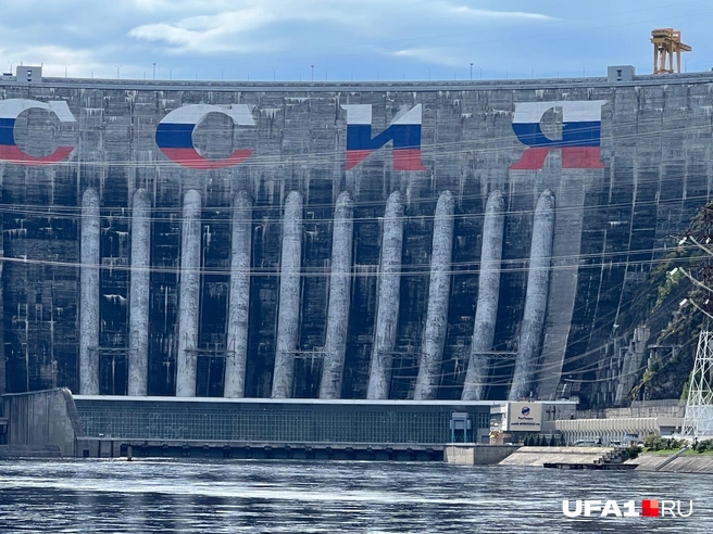 Среди серого многообразия можно заметить что-то желтое — это часовня | Источник: Андрей Бирюков / UFA1.RU