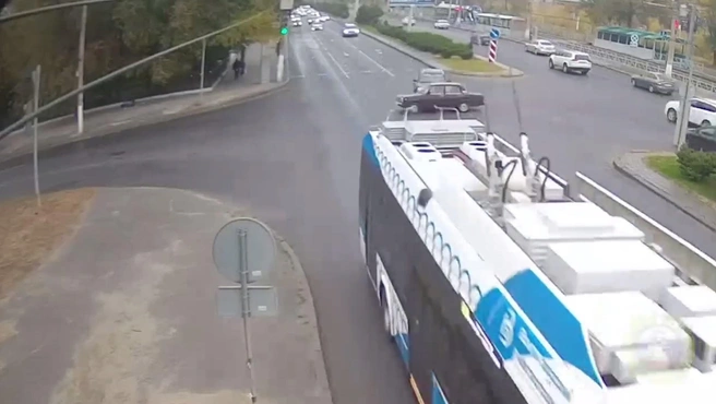 Момент аварии попал в объектив камер видеонаблюдения | Источник: Госавтоинспекция Волгоградской области / T.me