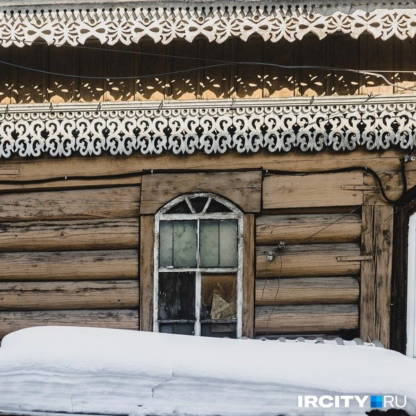 Таким мы видели дом-памятник на Тимирязева, когда рассказывали про его историю в «Исчезающем Иркутске» | Источник: Михаил Лунин / «ИрСити»
