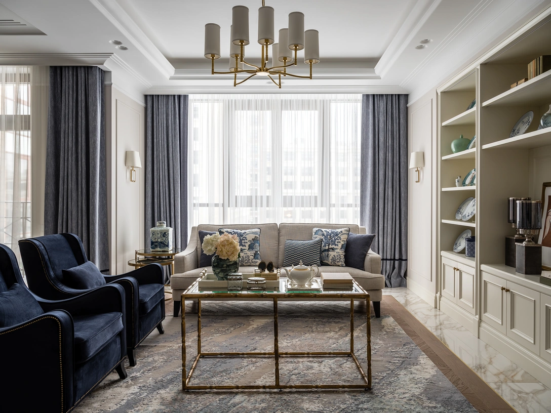 Гостиная. Диван и кресла, Danton Нome. Журнальный стол, Luxury design. Люстра, Hudson Valley. Бра, Visual Comfort. Столики слева от дивана, Rooma. Декор, Moon Stores. Посуда, «Дом Фарфора». Ковер, Art de Vivre. Текстиль, Aldotessuti. | Источник: Евгений Кулибаба стиль: Александра Пыленкова