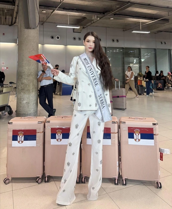 На фоне чемоданов с флагом Сербии | Источник: msjelenae / Instagram (экстремистская организация, деятельность запрещена в РФ)