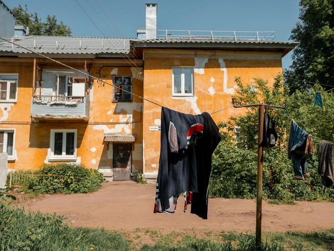 Местные жители сушат бельё на улице | Источник: Александр Куренной / 76.RU