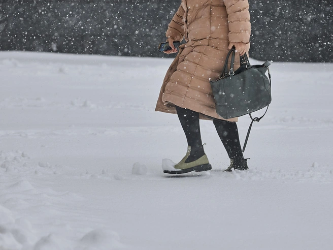 Тем, кто выбрал неподходящую обувь, сложно пробираться через сугробы. | Источник: Александр Ощепков