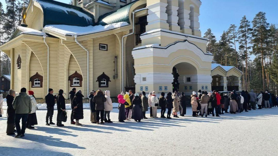 Екатеринбуржцы хотят прибавления в семействе. Они стоят в огромной очереди второй день подряд: видео