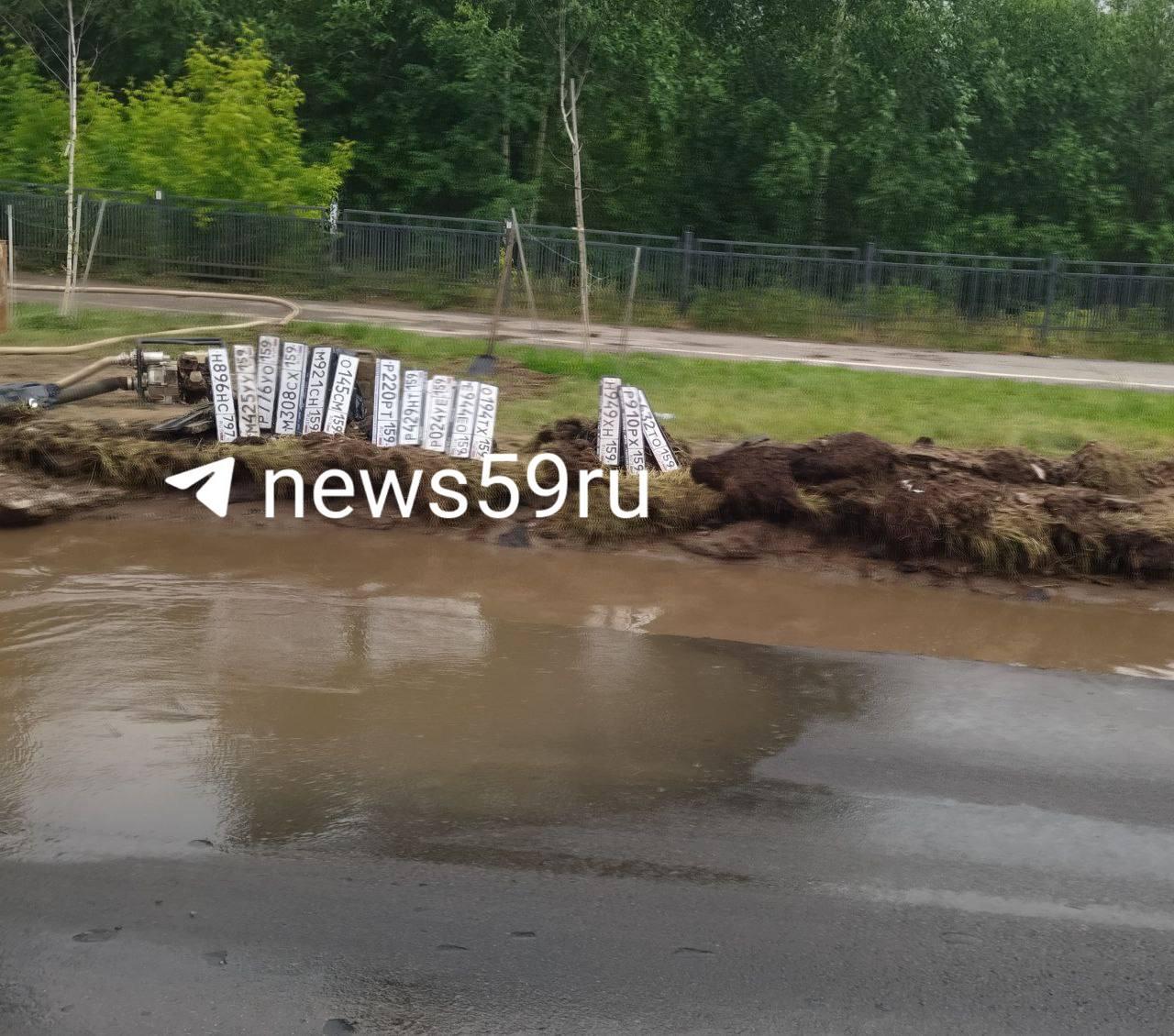 Рядом с огромной лужей на Уинской растет коллекция смытых госномеров — фото и видео