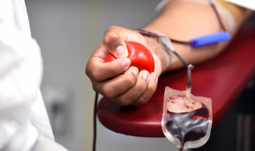 В шесть больниц Петербурга приглашают доноров. Пациентам вновь не хватает крови