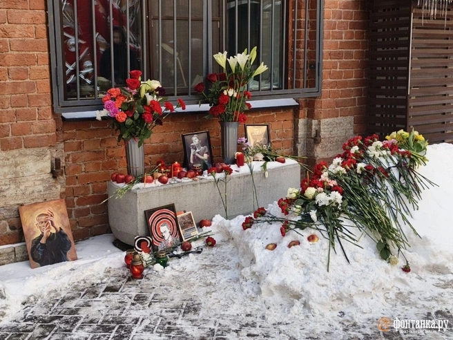 Стихийный мемориал солисту ShortParis Комягину появился в Петербурге | Источник: Алина Циопа / «Фонтанка.ру»