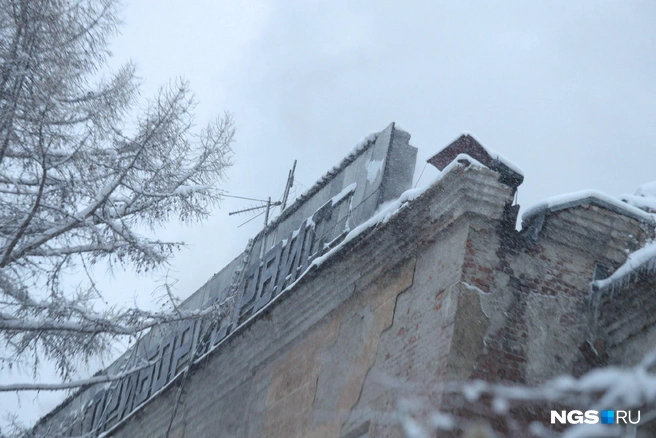 Административное здание построено из кирпича | Источник: Андрей Бортко / NGS.RU