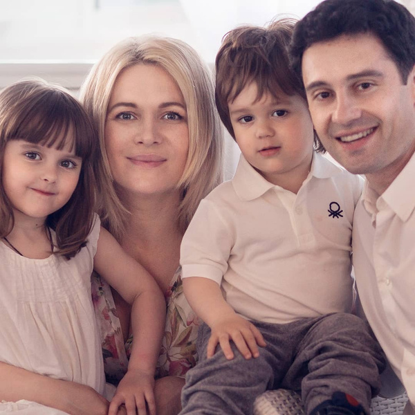Виктория и Антон Макарские с детьми