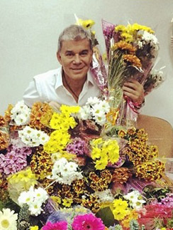 Олег Газманов с частью цветов после концерта
