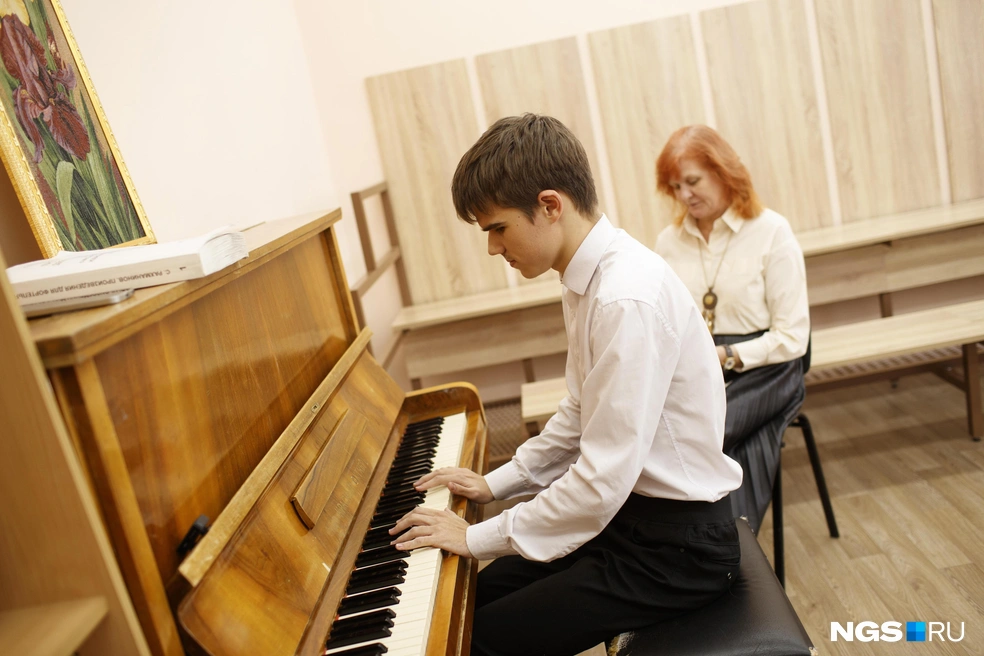 Школьник сыграл отрывок из произведения Сергея Рахманинова  | Источник: Андрей Бортко / NGS.RU