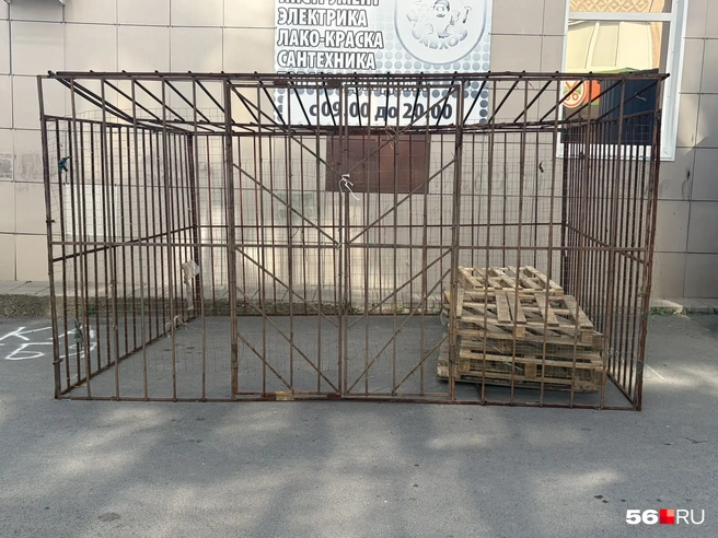 Даже у домов, где обычно продавали местные арбузы, сейчас стоят только клетки | Источник: Николай Сальников / 56.RU