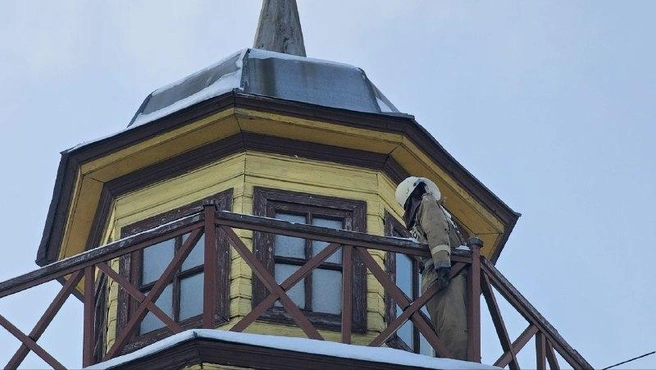 На башне несет свою бессменную вахту манекен в брезентовом костюме и каске | Источник: Дарья Никитченко / 45.RU